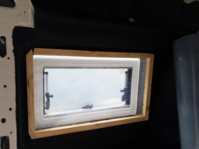 marco de madera - instalación de una ventana camper